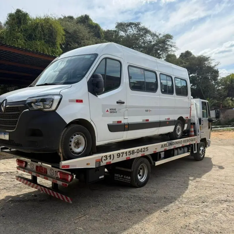 Transporte seguro de van escolar ou executiva de grande porte em caminhão plataforma.